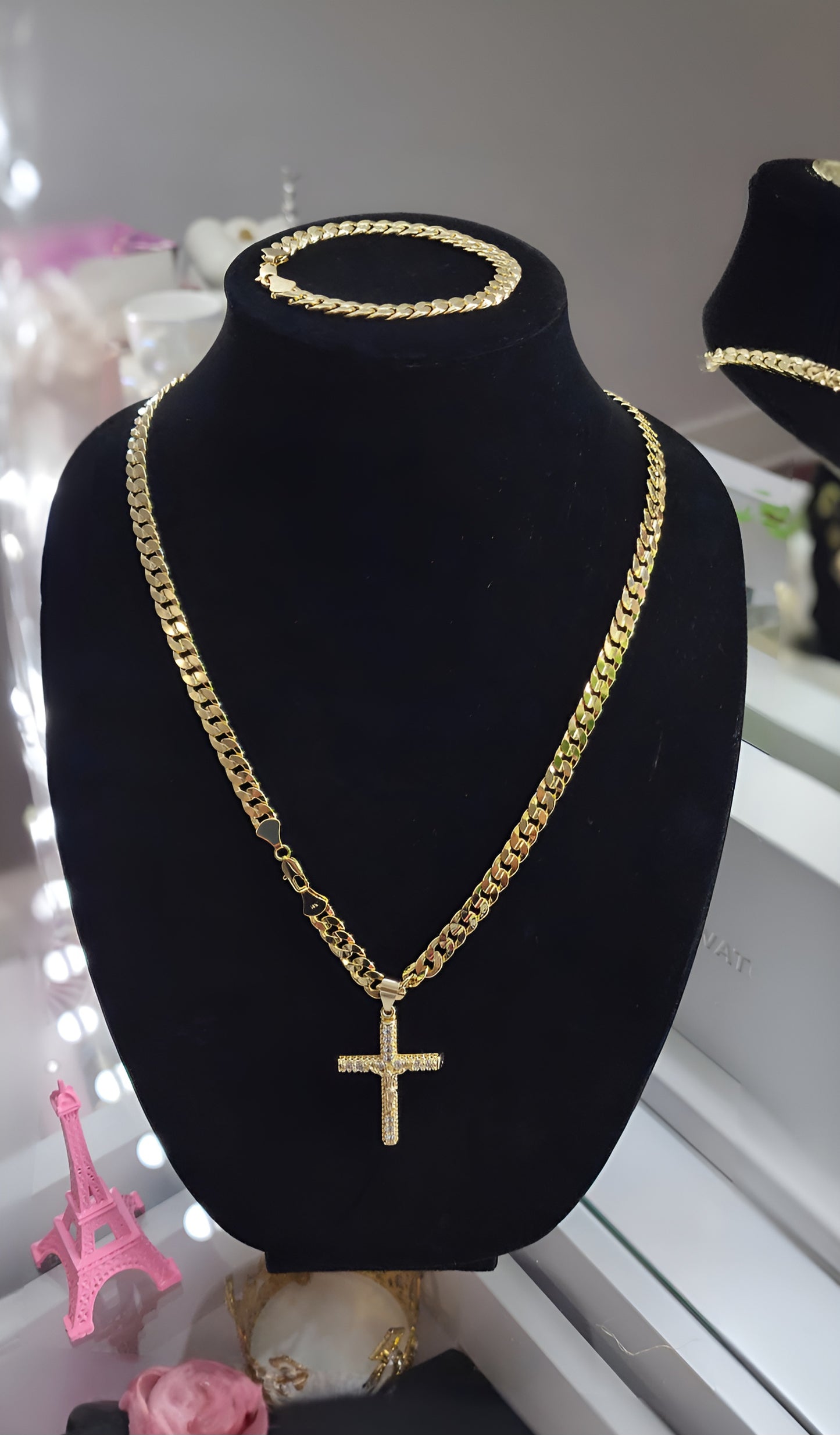 Conjunto Unisex de Cadena y Pulsera Cubana Cóncava Laminadas en Oro de 14K con Dije de Cristo - Accesorios de Estilo y Espiritualidad