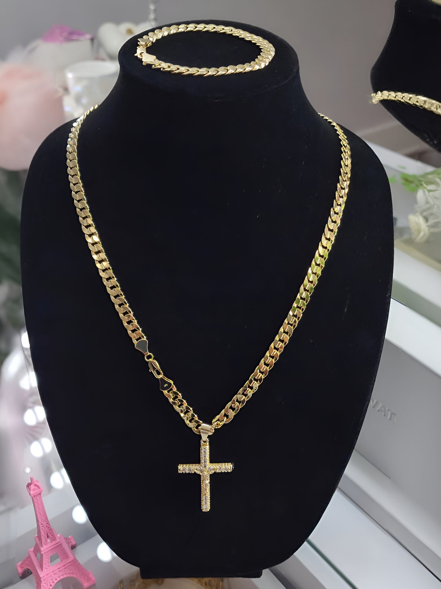 Conjunto Unisex de Cadena y Pulsera Cubana Cóncava Laminadas en Oro de 14K con Dije de Cristo - Accesorios de Estilo y Espiritualidad